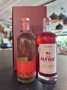 De flessen Fryns Spice 0.0% en Fryns Alfrie voor de bordeauxrode geschenkdoos